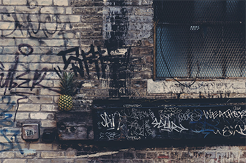 Wilde, ongewenste graffiti wordt beschouwd als een vorm van vervuiling en overlast.