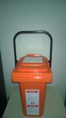 Conteneurs oranges de 25 litres, disponibles au Service de la Propreté pour les Ucclois. 
